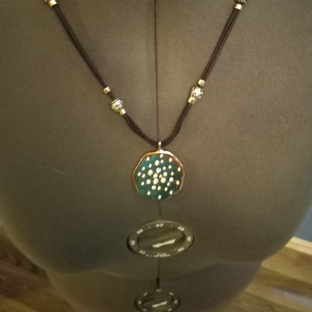 Necklace and earrings set. Goldtone Reversable earrings and pendant